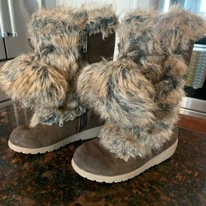 Old Navy Youth 11 Bear Hug faux fur brown boots